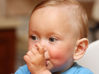 Các thói quen xấu ảnh hưởng đến sự phát triển hàm răng của trẻ nhỏ
