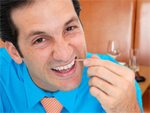 Vì sao không nên dùng tăm xỉa răng sau khi ăn?