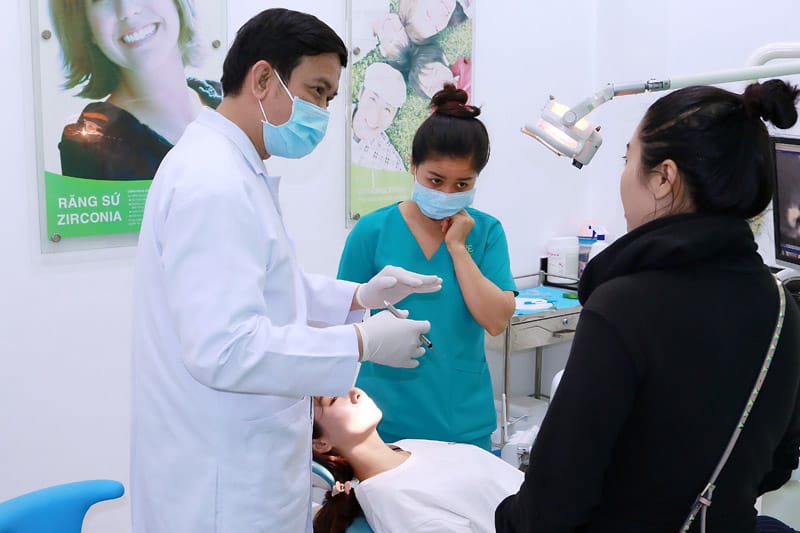 TS.BS Trần Ngọc Quảng Phi tư vấn phẫu thuật thông tuyến nước bọt