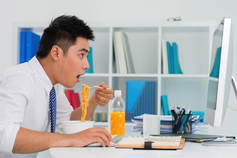 Chảy máu chân răng do ăn uống thiếu chất