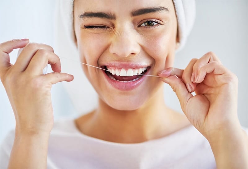 chăm sóc răng miệng đúng cách để hạn chế mảng bám đen trên răng