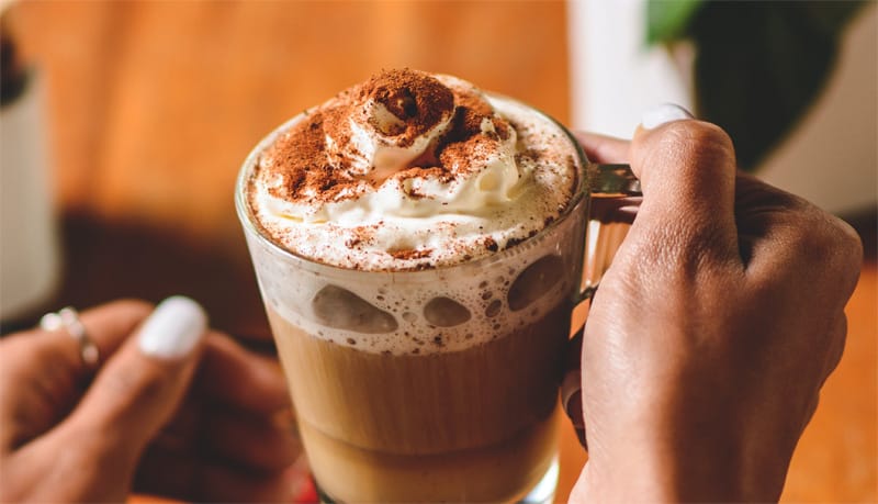 mảng bám đen trên răng do uống cafe