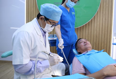 bác sĩ bọc răng sứ