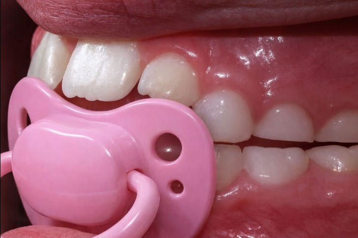 ngậm núm vú giả