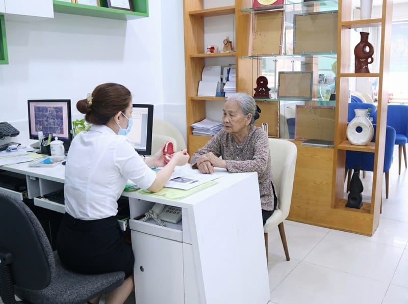 trồng răng giả uy tín cho người già